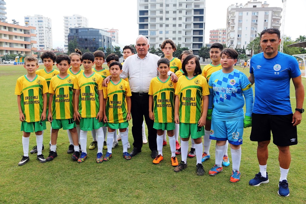    Çocuklar futbol şenliğinde buluştu   
