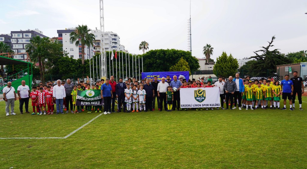    Çocuklar futbol şenliğinde buluştu   