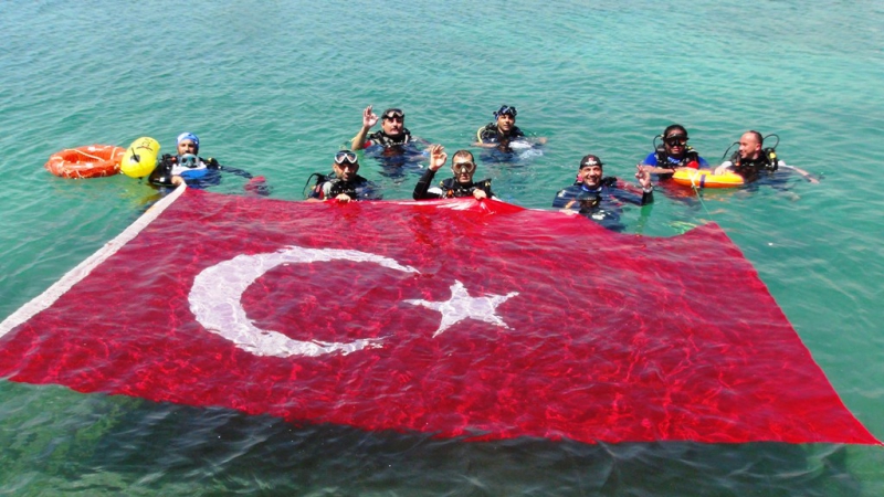  19 Mayıs'ta deniz altında 30 metrelik Türk bayrağı açtılar 