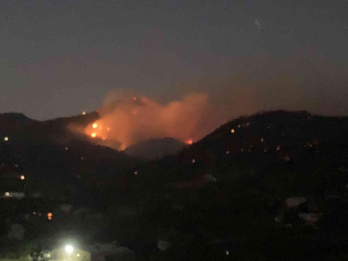 Mersin’deki orman yangını 13 saattir sürüyor: Alevler geceyi aydınlattı
