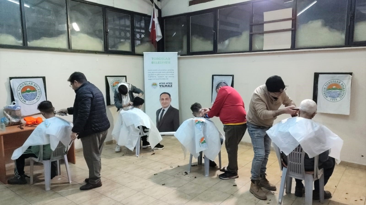 Toroslar’da depremzedelere kuaför ve berber hizmeti
