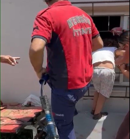 Kafası pencere demirine sıkışan çocuğu itfaiye kurtardı

