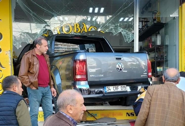 Kamyonet iş yerine uçarak girdi: 1 yaralı
