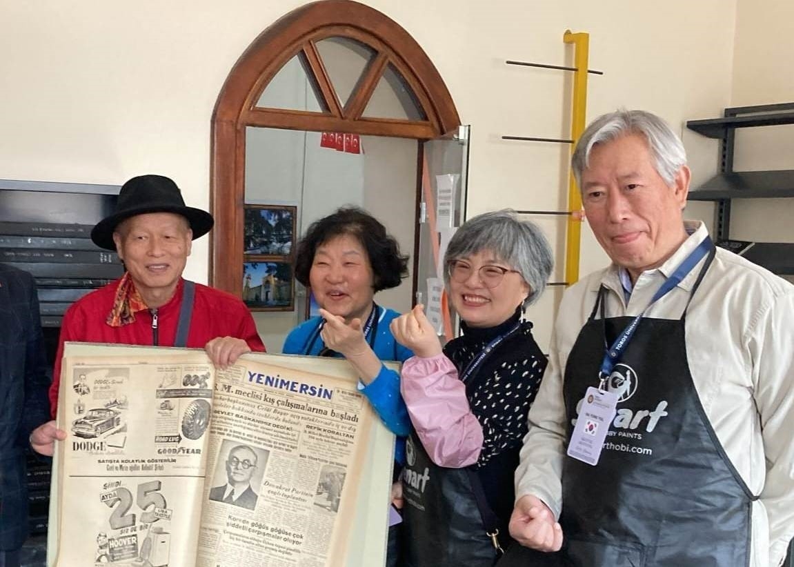 71 yıl önceki gazete kupürleri Koreli sanatçıları duygulandırdı
