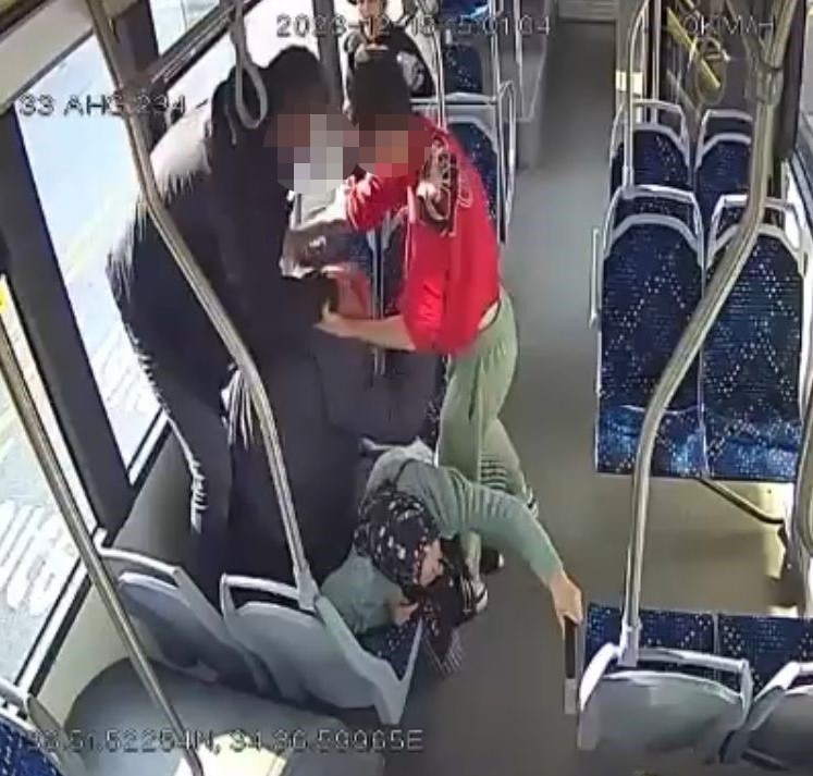 Otobüste yaşlı çifti darp davasında okul müdürünün tutukluluk halinin devamına karar verildi
