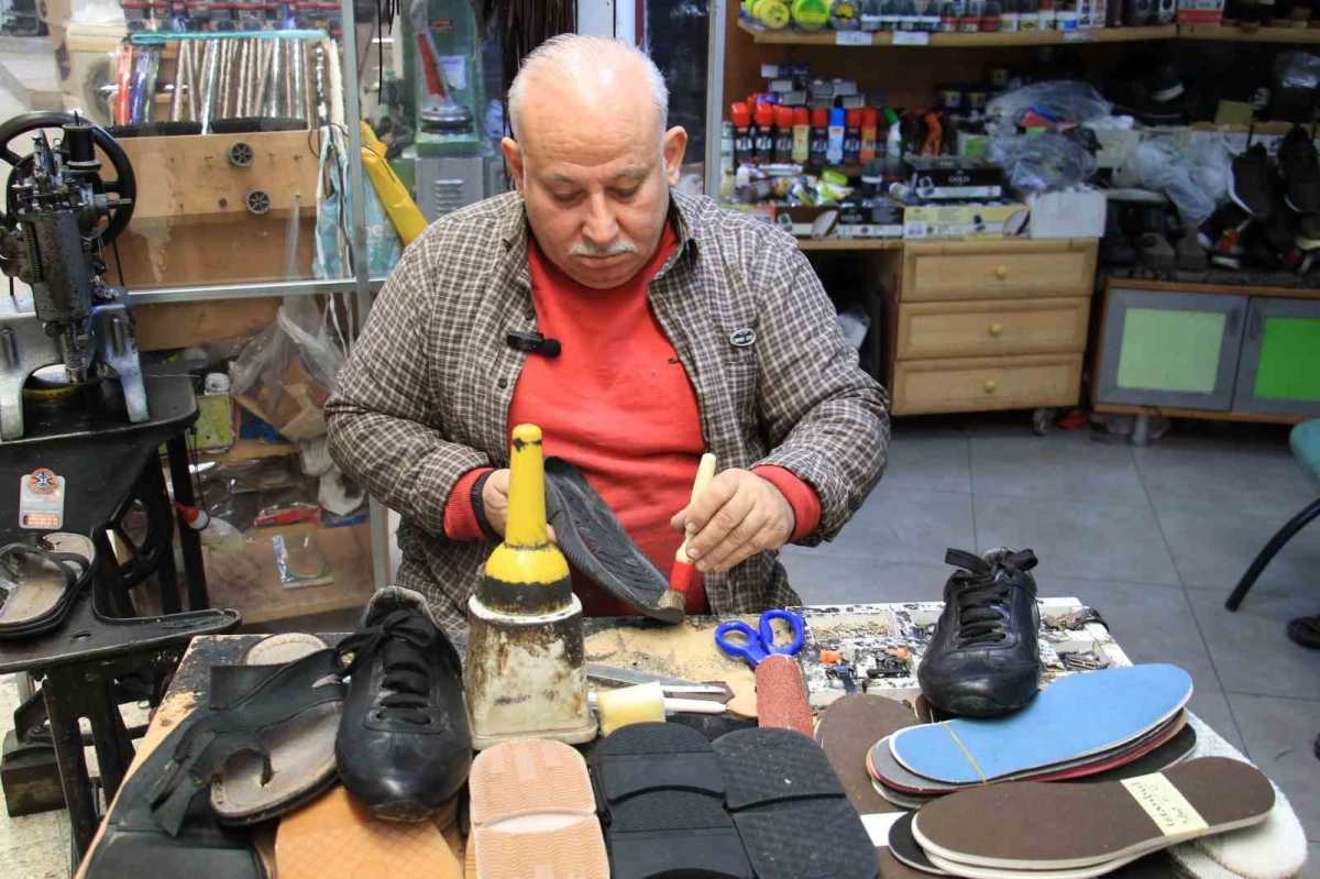 Ayakkabı tamircileri çırak bulmakta zorlanıyor
