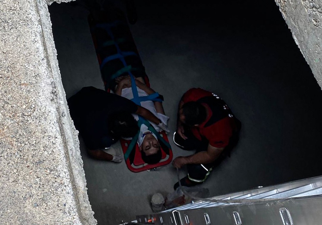 İnşaat alanındaki çukura düşen işçiyi itfaiye ekipleri kurtardı
