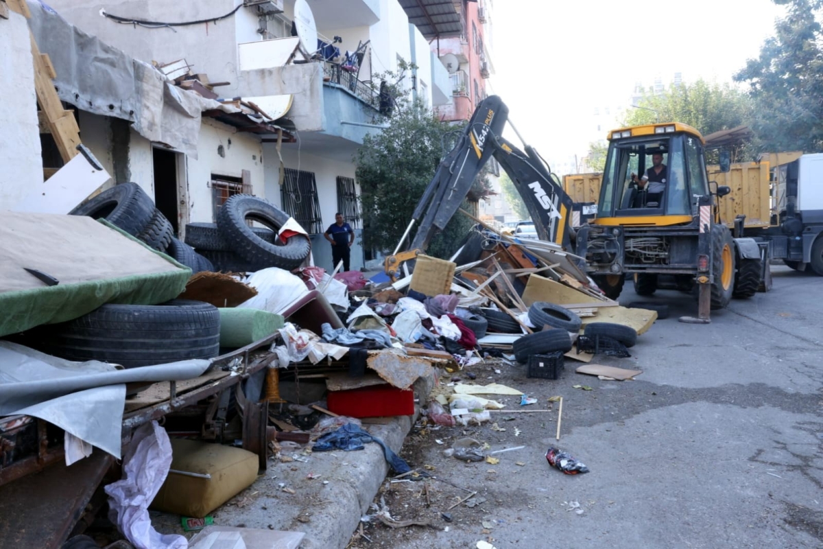 Mersin’de çöp evden tonlarca atık çıktı
