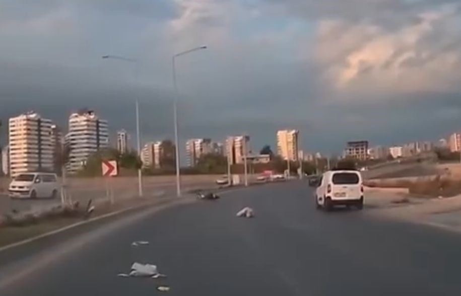 Motosiklet refüje çarptı 
