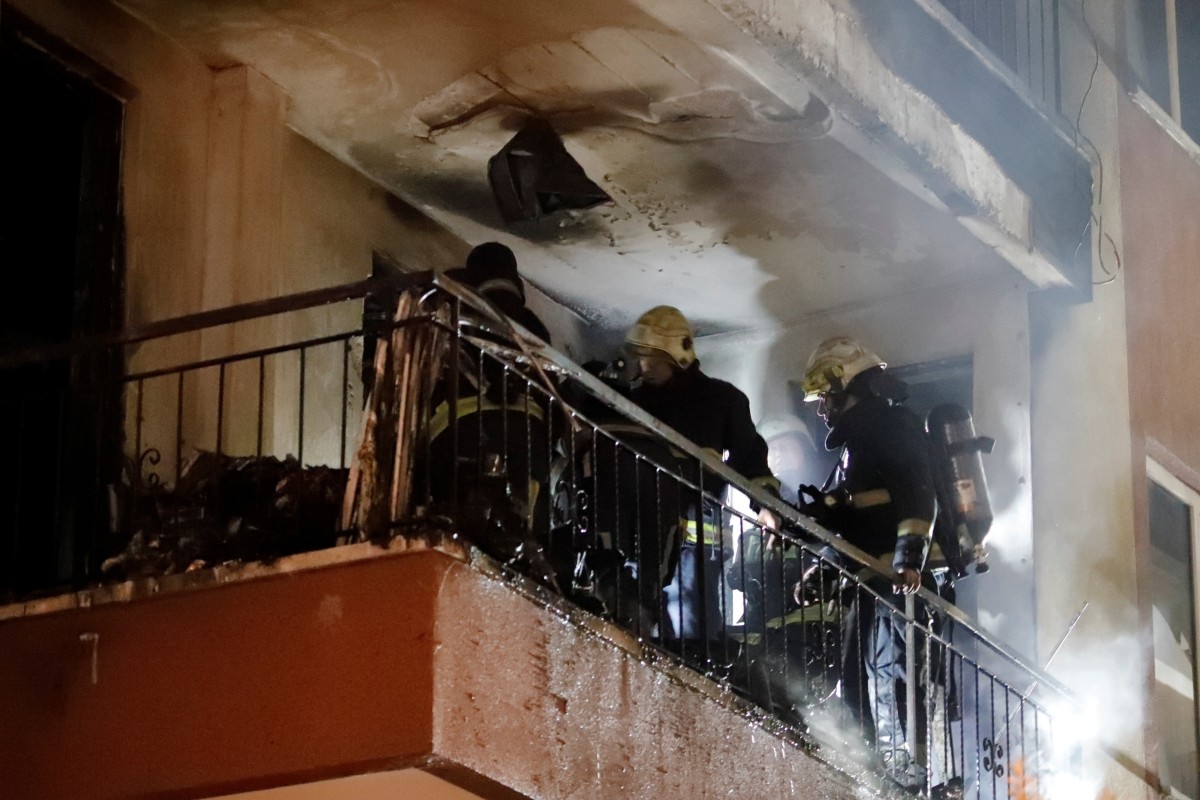 Balkonda Stoklanan Telefon Bataryaları Patladı Mahalleli Panikle Sokağa Döküldü