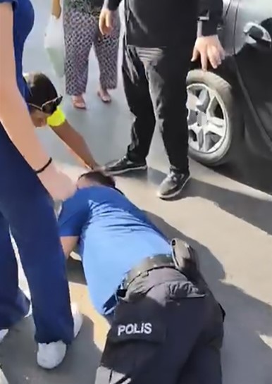 Otomobilin çarptığı polis memuru yaralandı
