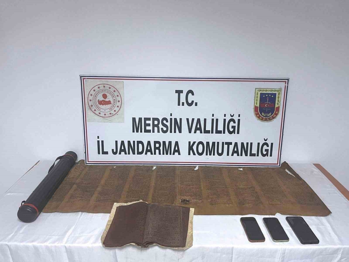 Mersin’de Tevrat ve el yazması eser ele geçirildi
