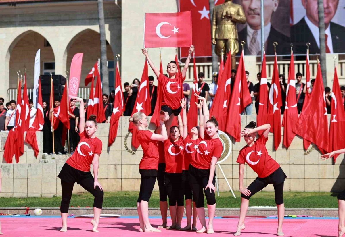 Mersin’de Gençlik Bayramı renkli gösterilerle kutlandı