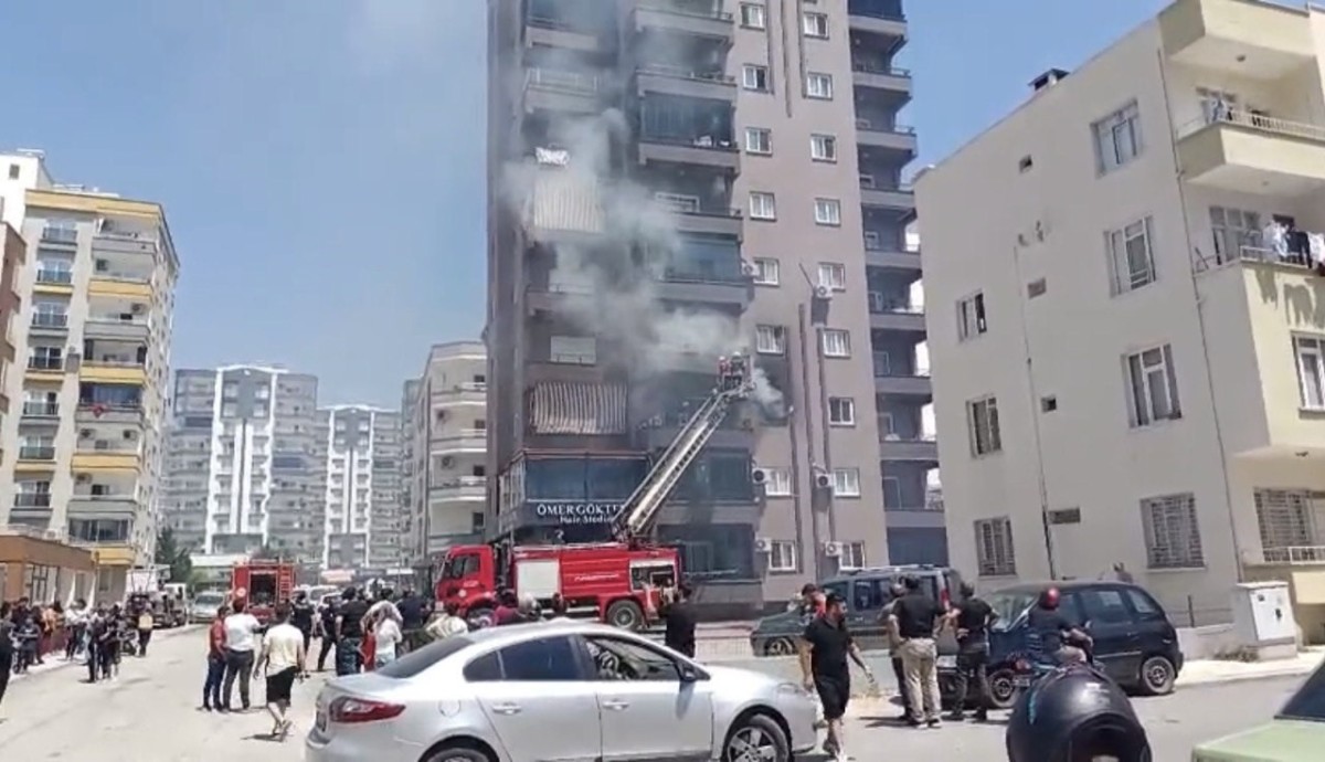Erdemli'de 10 katlı binada yangın: Sağlık ekipleri dumandan etkilenenlere müdahale etti
