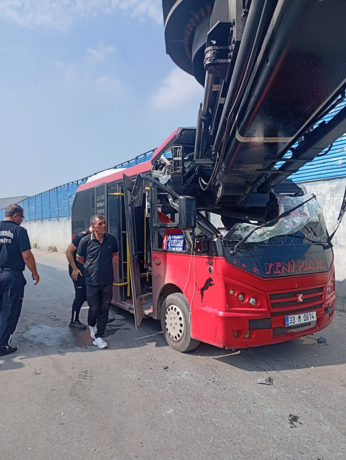 Mersin’de minibüs ile vinç çarpıştı 
