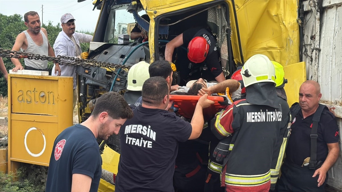 Mersin'de tırlar kafa kafaya çarpıştı