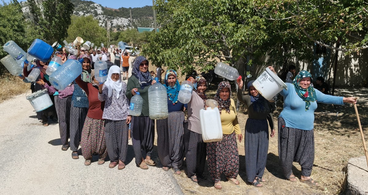 Mersin Silifke’de su sıkıntısı: Bidonlarla su taşıyan köylüler destek istedi