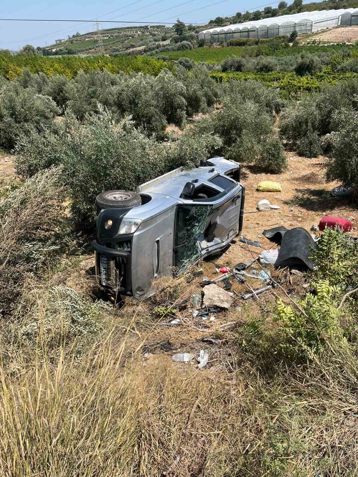 Pikap şarampole yuvarlandı: Baba ve oğlu yaralandı