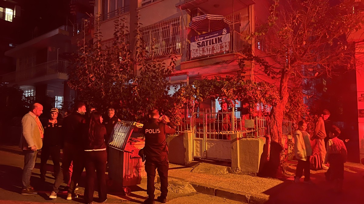 Mersin’de 3 katlı binanın zemini çöktü: 40 kişi tahliye edildi
