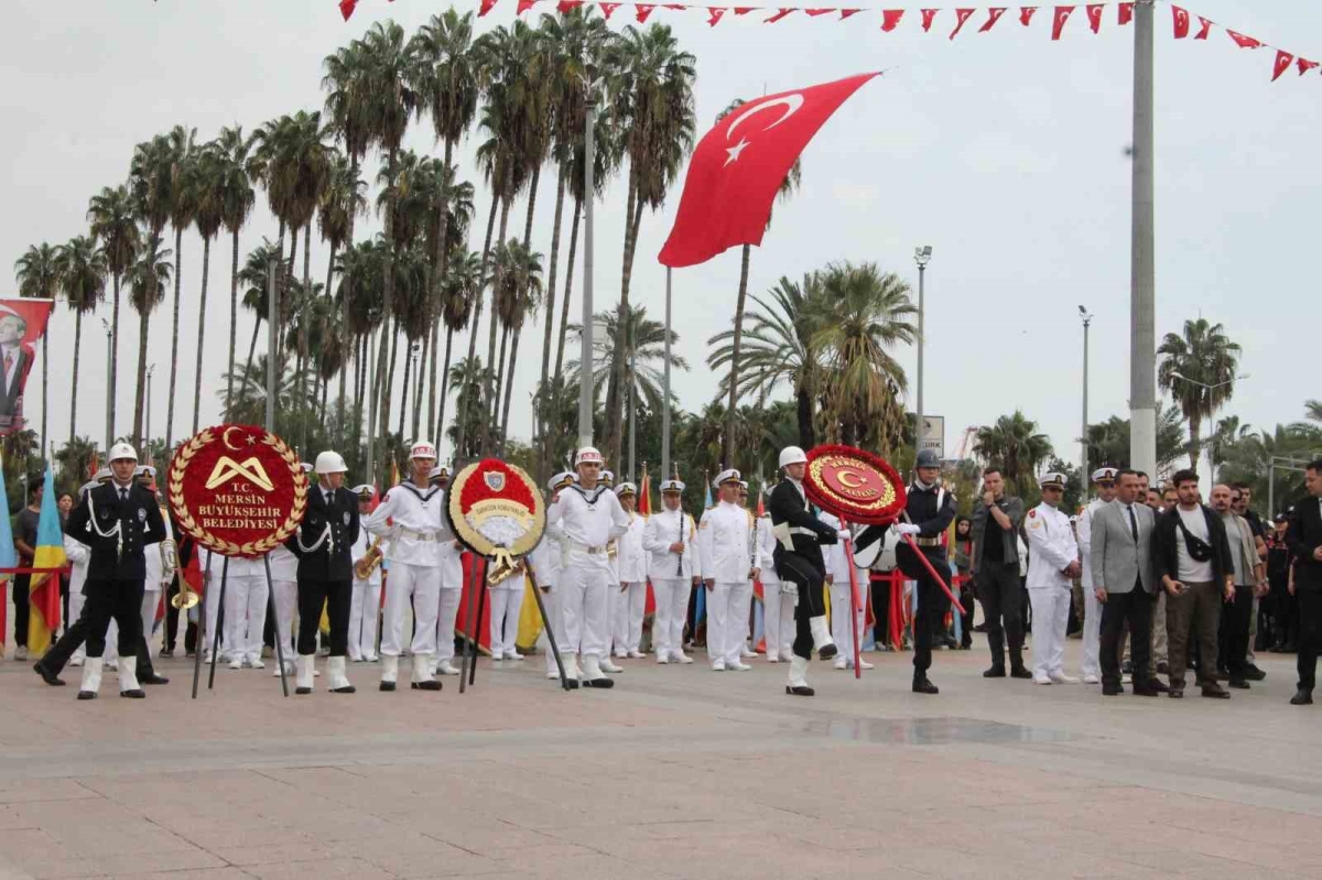 Mersin’de Cumhuriyet’in 103. yılında Atatürk Anıtı’na çelenk sunuldu