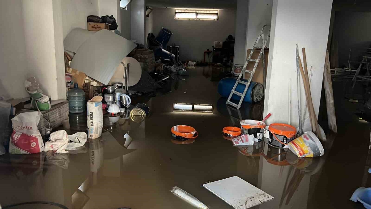 Mersin’de selin izleri gün ağarınca ortaya çıktı: Araçlar sürüklendi, yollar çöktü
