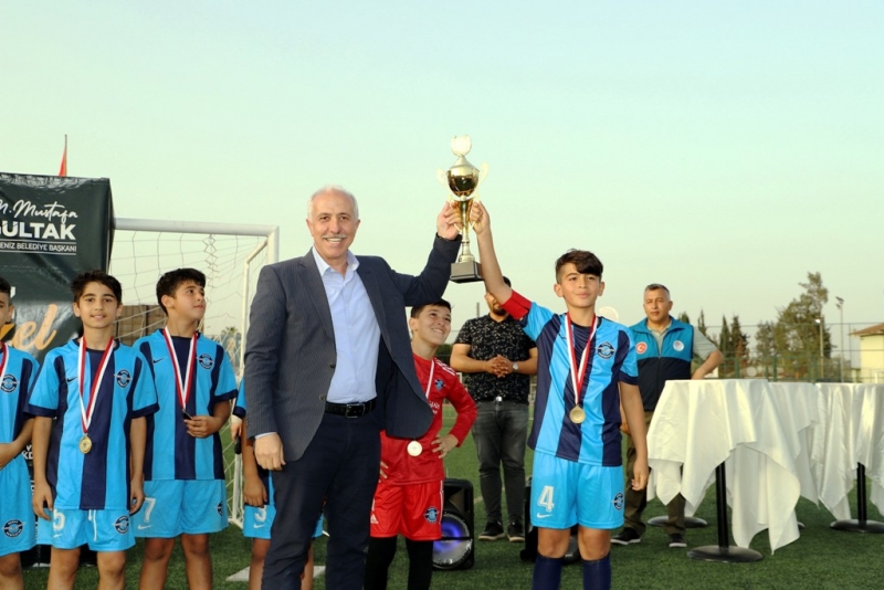  Akdeniz Belediyesi 23 Nisan Futbol Turnuvasında kupalar sahiplerini buldu 