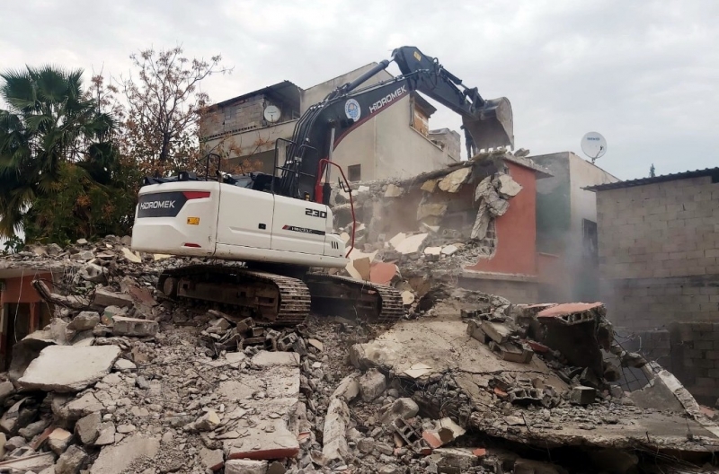  Akdeniz Belediyesi metruk binaların yıkımına devam ediyor 