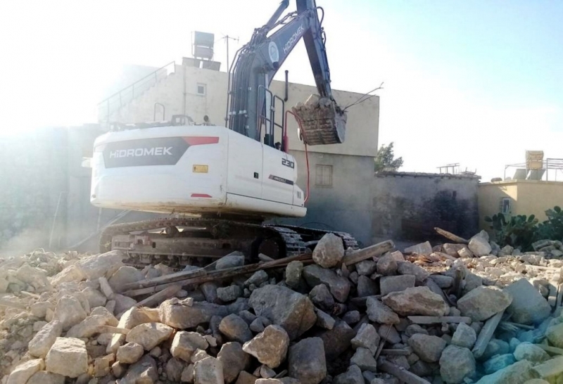  Akdeniz Belediyesi metruk binaların yıkımına devam ediyor 