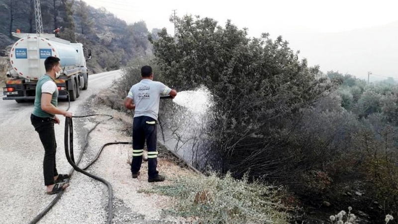 Akdeniz Belediyesi, yangın bölgesine arazözler ve personel gönderdi 