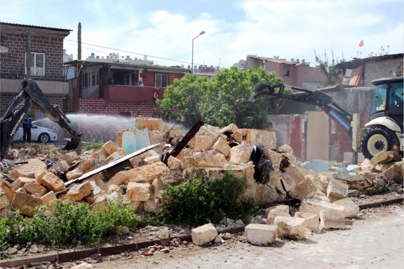 Akdeniz'de 3 metruk bina yıkıldı 