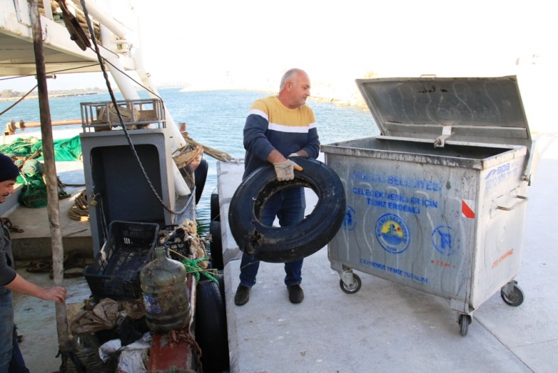 Akdeniz'de balık yerine bir avda 2 konteyner çöp çıktı   