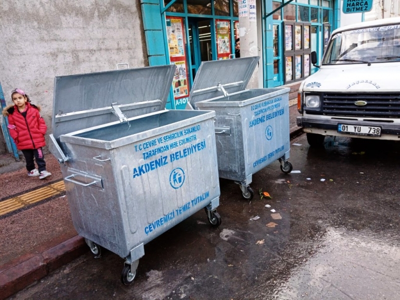 Akdeniz'de eskiyen çöp konteynırları yenileniyor   