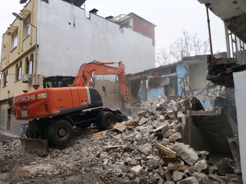 Akdeniz’de iki metruk bina kontrollü şekilde yıkıldı 