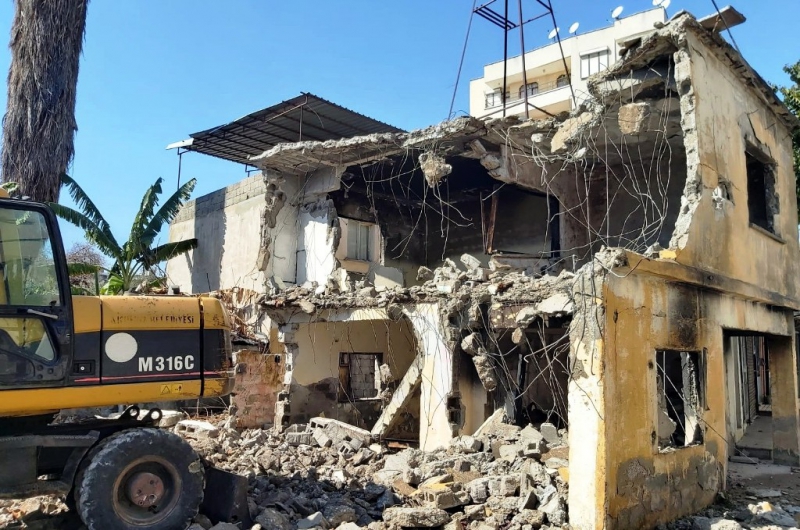  Akdeniz’de metruk bina kontrollü şekilde yıkıldı 