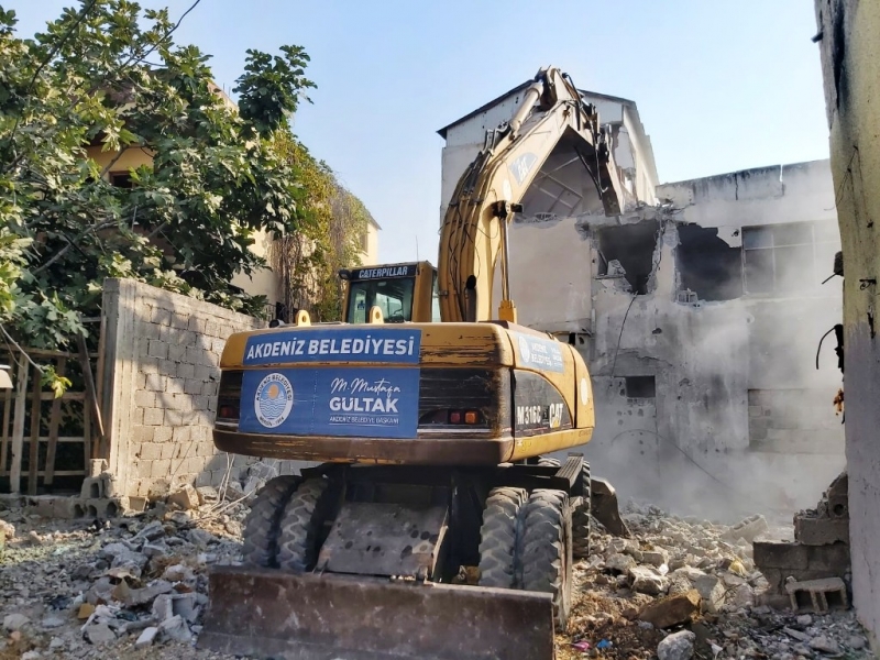  Akdeniz'de metruk binaların yıkımı sürüyor   