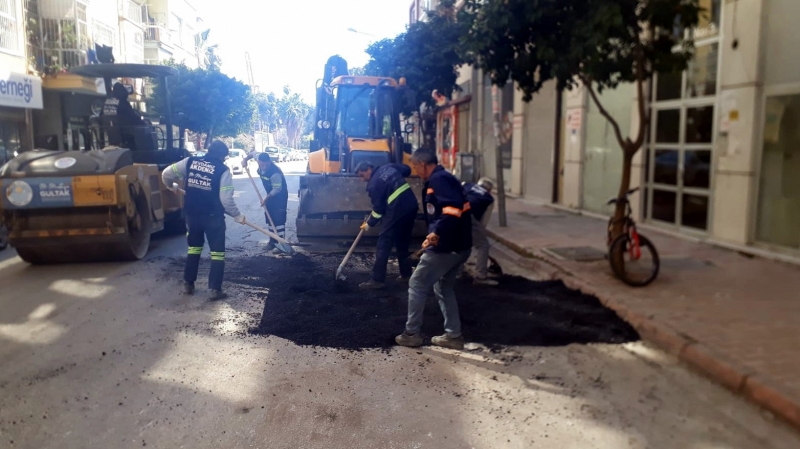 Akdeniz’de yol, asfalt ve kaldırım yenileme çalışmaları sürüyor 