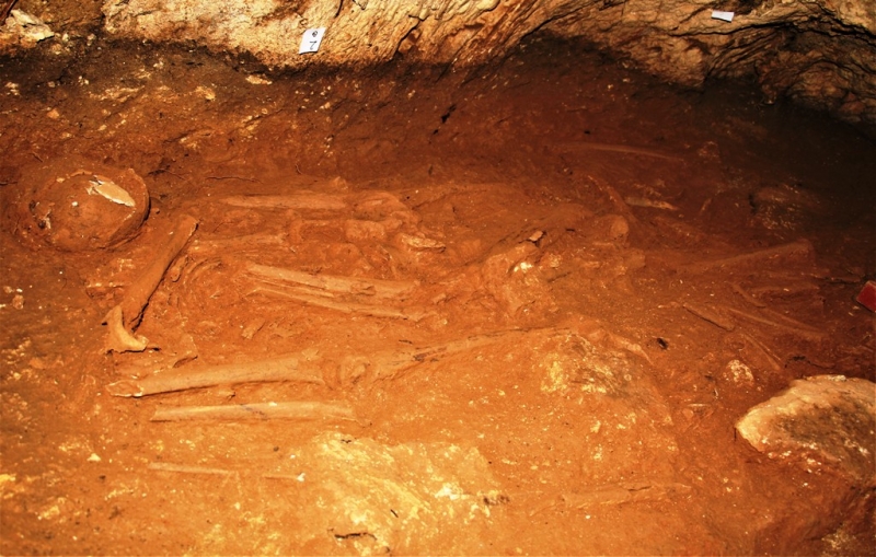 Antik kent Anemurium’da bir mezarda 2 bin yıllık 4 insan iskeleti bulundu 