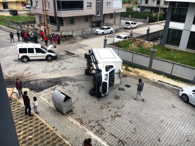  Araçla çarpışan kamyonet devrildi, sürücüler yara almadan kurtuldu  