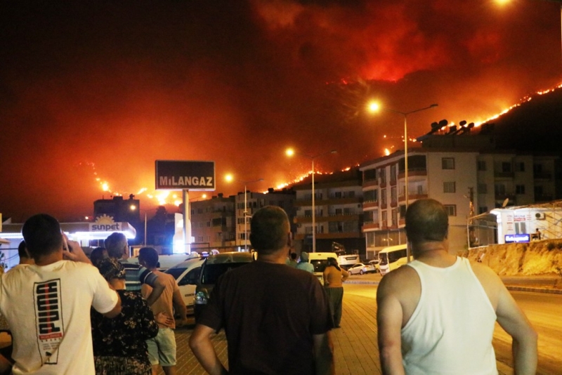 Aydıncıkta Gece Yangından kaçan vatandaşlar belediye önünde toplandı 
