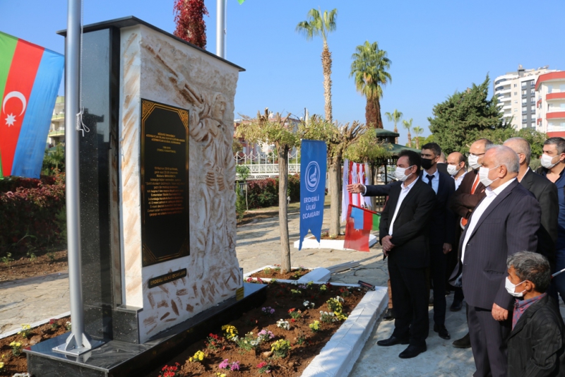 Azerbaycan’a Anıt Heykel Yaptı,  Gözyaşlarını Tutamadı