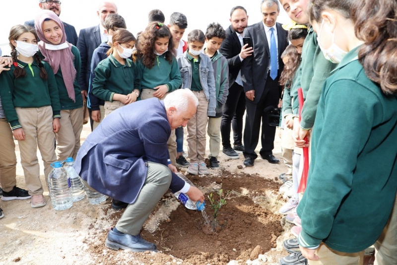  Başkan Gültak, ‘Her Çocuk Bir Fidan’ etkinliğinde çocuklarla birlikte fidan dikti 