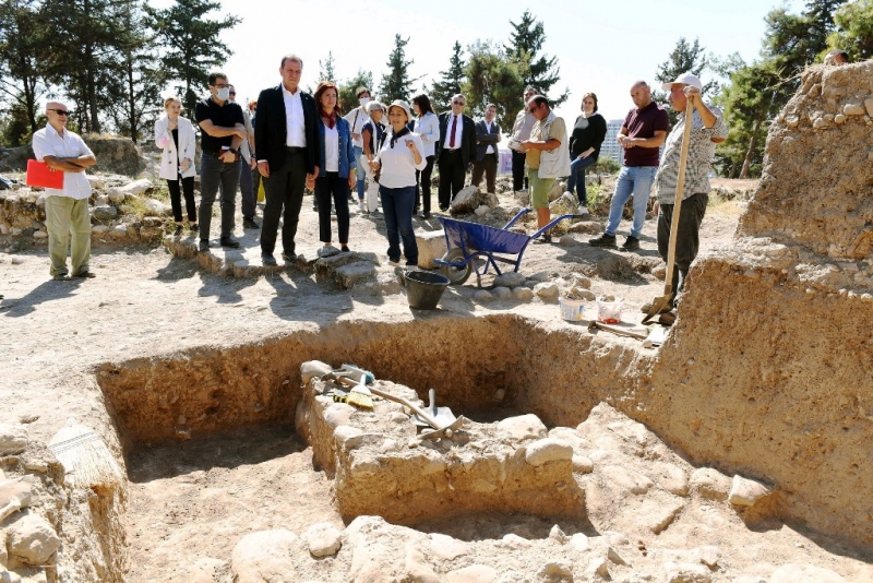 Başkan Seçer, 9 bin yıllık Yumuktepe Höyüğünü gezdi 