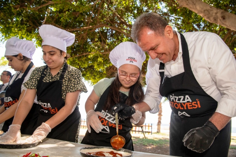 Başkan Seçer, özel gereksinimli çocuklarla pizza yaptı 