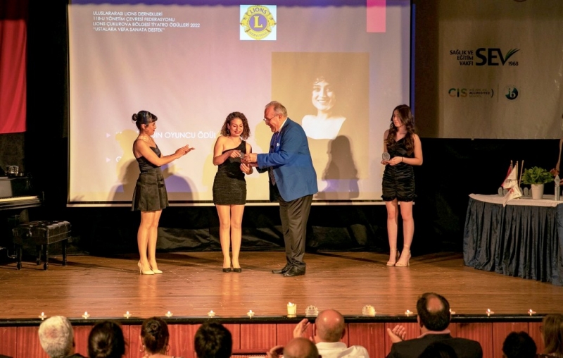  Başkan Seçer'e 'yılın sanat öncüsü' ödülü   