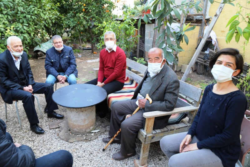 Başkan Tarhan, eski rakibi Hocaoğlu ile birlikte yaşlıları ziyaret etti 
