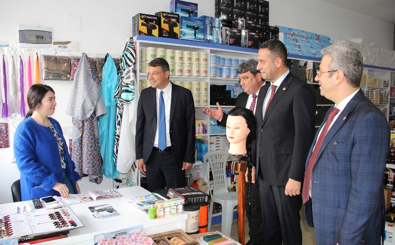 Başkan Turgut, CHP’li vekillerle esnafları gezdi