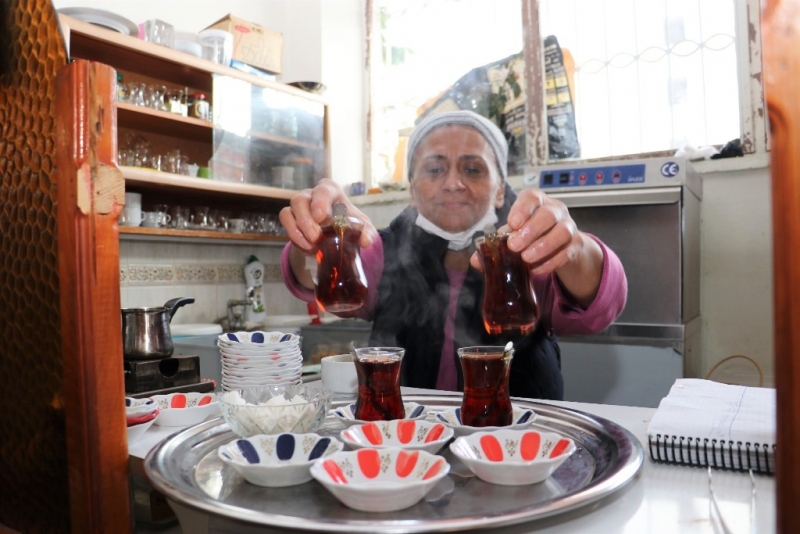     Başkan Yılmaz, Eroğlu’nu çay ocağında ziyaret etti 