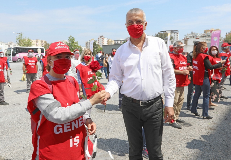 Belediye çalışanları kırmızı maskelerle 1 Mayıs’ı kutladı