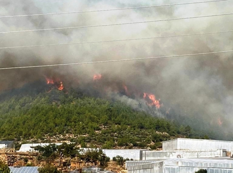  Bozyazı'daki orman yangını sürüyor 
