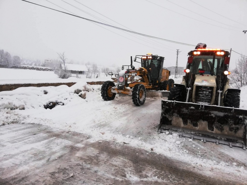 Büyükşehir Belediyesi Mut'ta karla mücadele ediyor